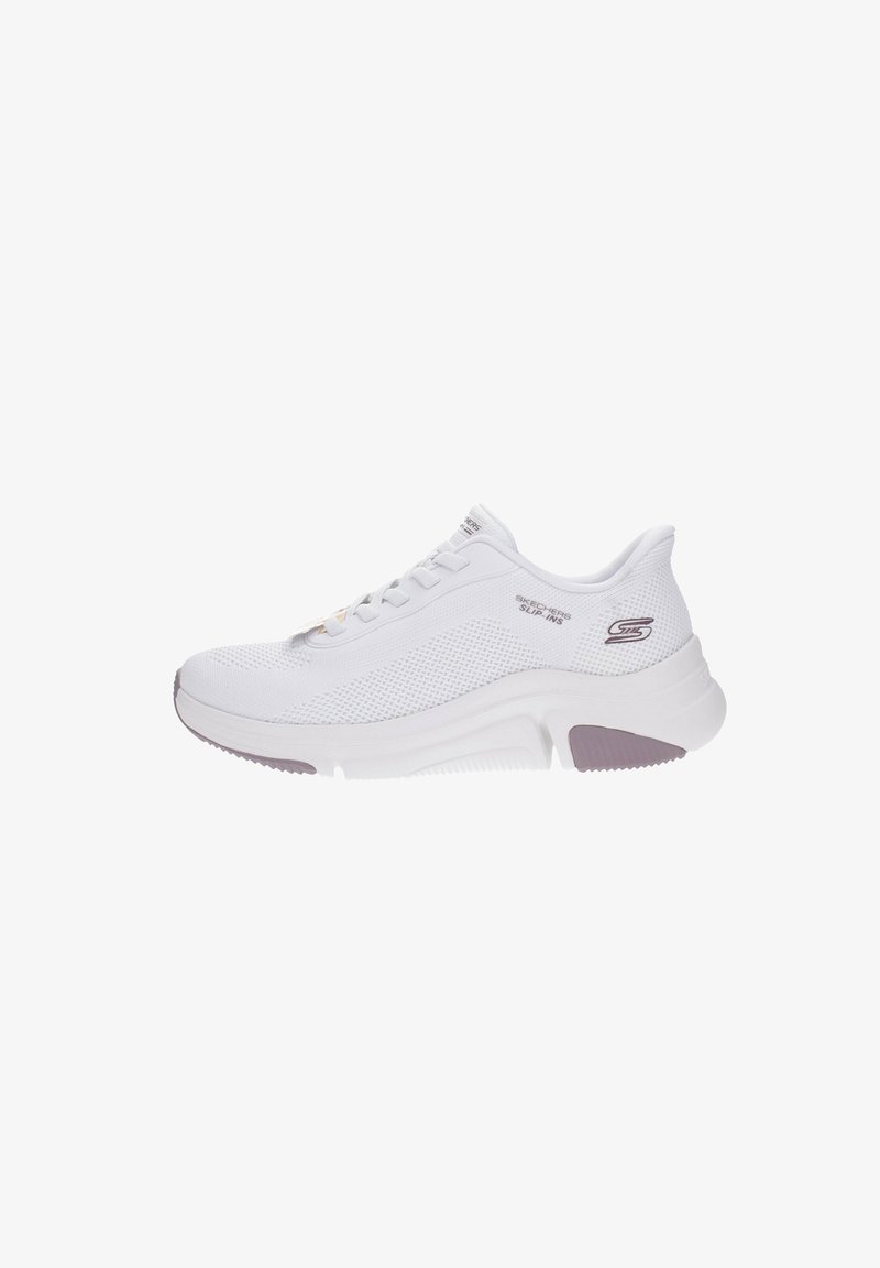 Baskets athlétiques blanches Skechers Slip-Ins avec tige en mesh, design à lacets, semelle rembourrée et accents gris sur le talon et la semelle.