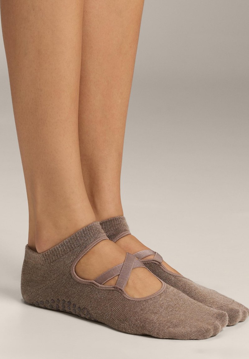 Ruske ankle sokker med kryssstropper, teksturert design og grepprikker på sålen for bedre feste. Laget av mykt, elastisk materiale.
