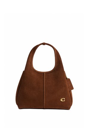 Braune Wildleder-Handtasche mit abgerundeten Griffen, zentraler Naht, goldenem "C"-Logo und angebrachtem Lederanhänger auf der rechten Seite.
