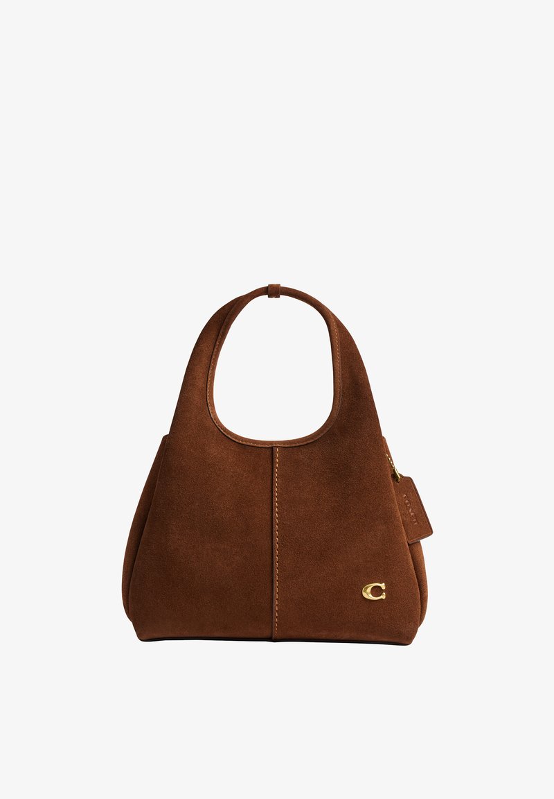 Bolso de ante marrón con asas redondeadas, costura central, logo dorado "C" y etiqueta de cuero adjunta en el lado derecho.