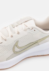 Nike Performance DOWNSHIFTER 13 - Silniční běžecké boty - phantom/neutral olive/light bone/light brown/sail