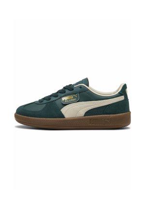 Mørkegrøn Puma Palermo sneaker med cremet sidestribe, brun sål, ruskind og lædermix og gyldent Puma Palermo mærke nær snørebånd.