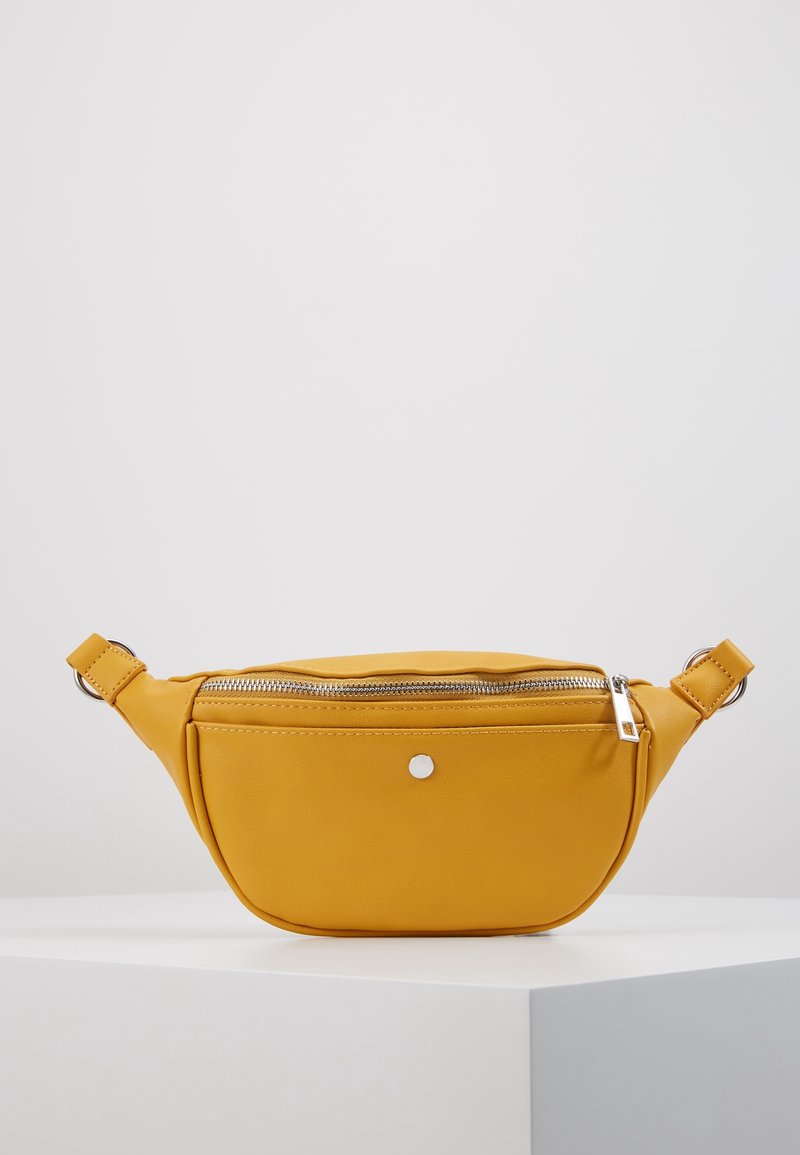 Marsupio in pelle sintetica gialla con compartimento con cerniera, forma arrotondata e dettaglio a pressione metallica. Tracolla regolabile fissata ai lati.