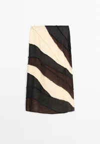Rechteckiger Schal mit wellenförmigen diagonalen Streifen in Creme, Schwarz und Dunkelbraun auf weißem Hintergrund.