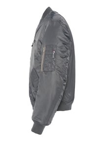 Giacca bomber grigia con zip frontale, polsini a coste e superficie texturizzata. Include una tasca laterale con zip e dettagli con logo.