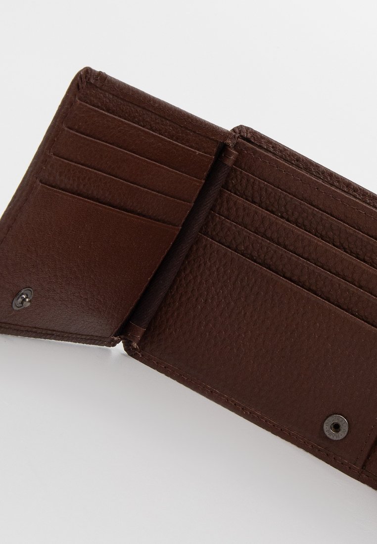 Braune Lederbrieftasche mit strukturierter Oberfläche, ausgestattet mit mehreren Kartenfächern und einem Druckknopfverschluss. Kompakte Gestaltung.