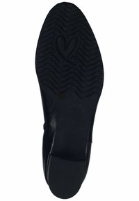 Suela de zapato de cuero negro con una textura ondulada, featuring un logo de corazón y una zona de talón lisa. Patrón de agarre notable visible en la parte inferior.