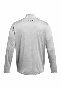 Helles graues Langarmshirt mit hohem Kragen. Weicher, strukturierter Stoff. Mit einem kleinen schwarzen Logo auf der Rückseite. Durchgehender Saum.