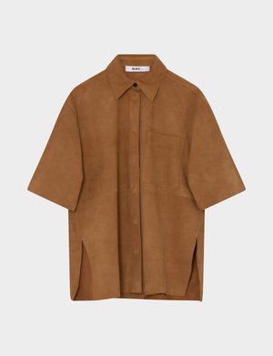 Cămașă maro din piele întoarsă, cu mâneci scurte, nasturi în față, buzunar la piept și fente laterale pentru libertate de mișcare. Textură moale.