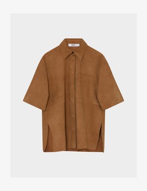 Cămașă maro din piele întoarsă, cu mâneci scurte, nasturi în față, buzunar la piept și fente laterale pentru libertate de mișcare. Textură moale.