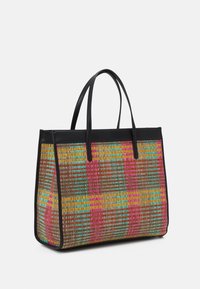 Woven tote bag z wielokolorowym wzorem w kratę; akcenty z czarnej skóry; przestronny prostokątny kształt; podwójne górne uchwyty.