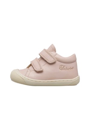 Scarpa per bambino in pelle rosa chiaro con due cinturini in Velcro e punta e suola in gomma bianca rinforzata.