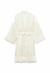 Silkesliknande elfenbensfärgad kimono med breda ärmar, ett matchande bälte och spetsdetaljer vid ärmsluten och fållen, vilket ger en lätt och flödande design.