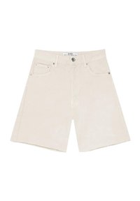 Pantalones cortos de mezclilla color beige claro con corte recto, cinco bolsillos, cierre de botón de metal y detalles de costura sutiles. Textura suave y resistente.