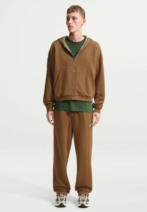 Nike Sportswear, M NK CLUB FT OH PANT - Долнище на анцуг - ale brown/ale brown/white