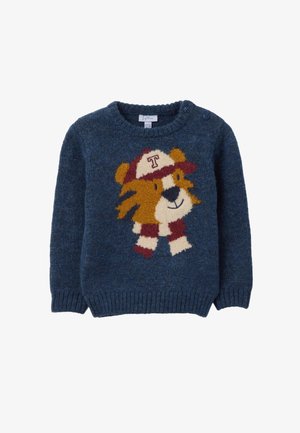 Maglione blu lavorato a maglia con un design di leone in peluche, una sciarpa a righe rossa e bianche e un cappellino da baseball rosso. Include chiusura con bottoni sulle spalle.