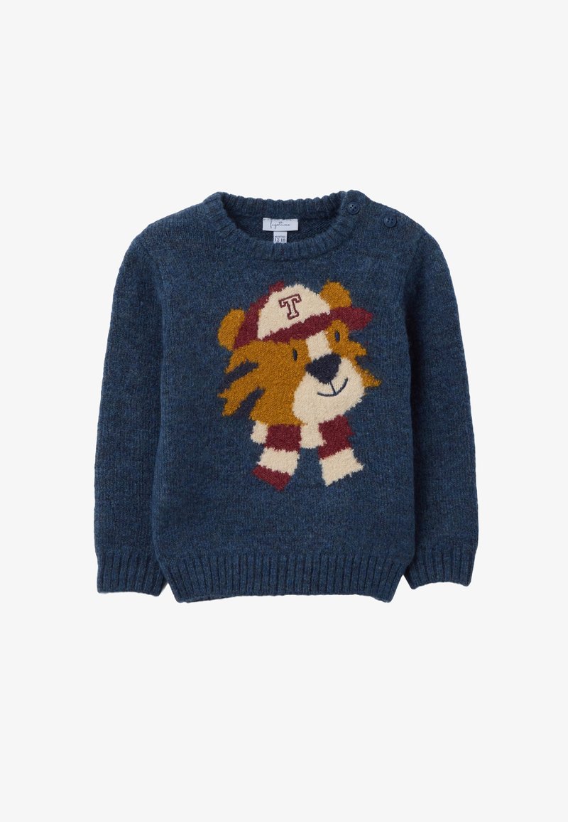 Blauer Strickpullover mit einem plüschigen Löwen-Design, einem rot-weiß gestreiften Schal und einer roten Baseballmütze. Inklusive Schulterknopfverschluss.