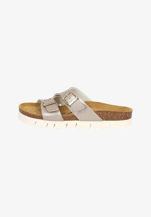 Sandal med slidser og to justerbare metallic spænder. Lavet af skinnende beige materiale, korksål og en hvid, struktureret gummisål.