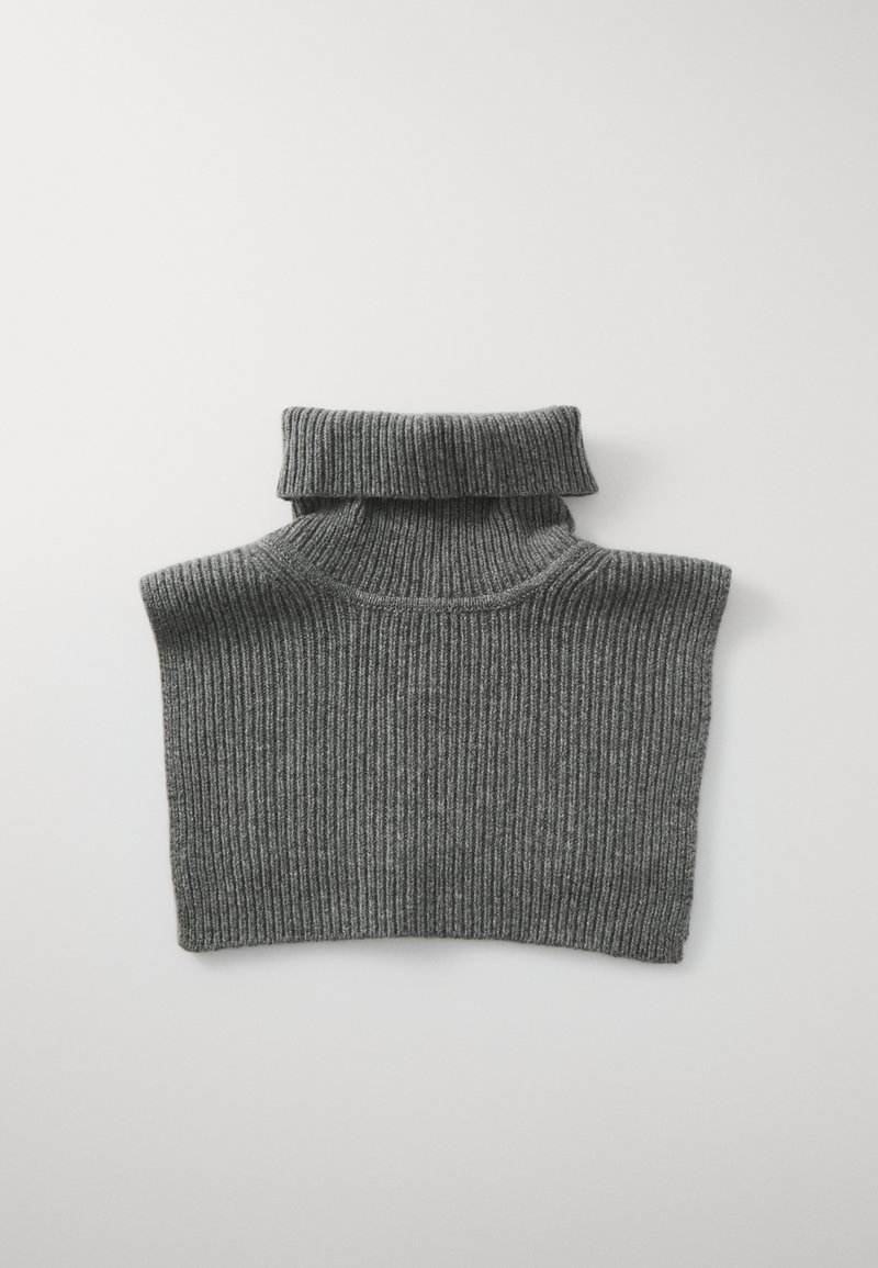 Sivý rebrovaný pletený rolák s vysokým prehnutým golierom, s cropped strihom a jemnou textúrou, minimalistická konštrukcia.