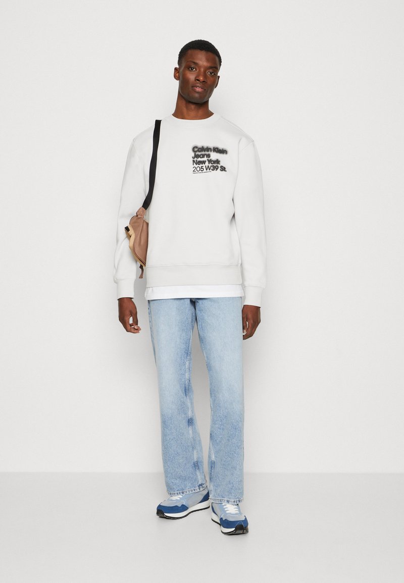 Calvin Klein Jeans BLURRED ADDRESS LOGO CREW NECK - Sweater - ghost  grey/grijs - Zalando.nl