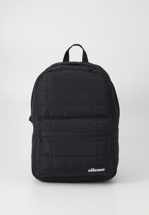 Zaino trapuntato nero con manico superiore, tasca frontale con zip e dettaglio del logo sul fondo, realizzato in materiale durevole.