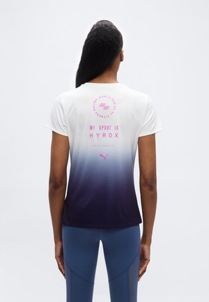PUMA X HYROX GRAPHIC TEE - Αθλητικό μπλουζάκι - white/deep plum