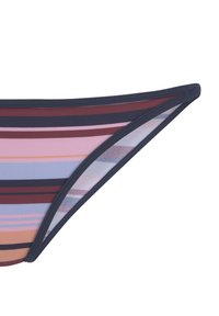 Bas de bikini rayé dans des tons de marron, rose et lavande, avec une fine taille élastique et une texture de tissu lisse.