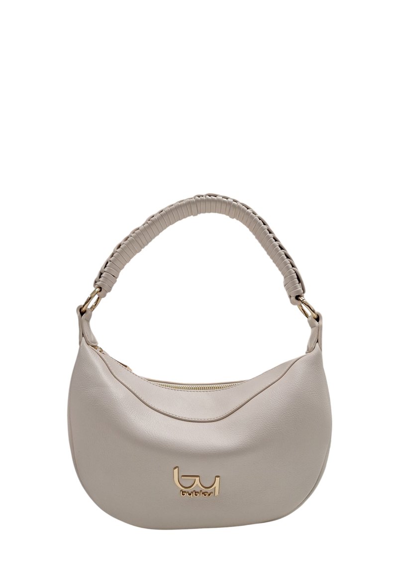 Borsa hobo in pelle beige chiaro con forma curvata, manico testurizzato e logo dorato sulla parte frontale. Presenta una chiusura con zip.