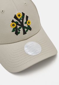 New Era FEMALE FLORAL 9FORTY® - Nokkmüts - beige/black
