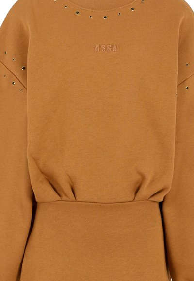 Bruine sweater met een gather taille, kleine metalen studs rond de schouders en halslijn, en het MSGM-logo geborduurd op de borst.