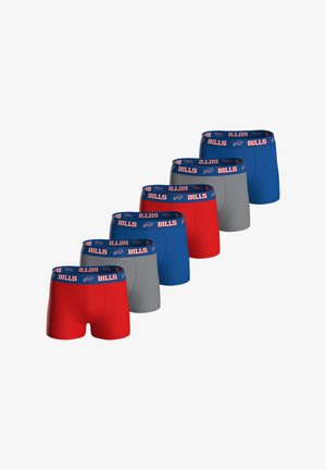 Zestaw męskich bokserek wykonanych z tkanin w kolorach czerwonym, szarym i niebieskim. Elastyczny pas z napisem "BILLS" oraz logo. Gładka tekstura, standardowy krój.