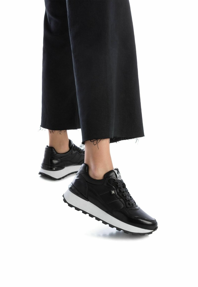 XTI Zapatillas - black