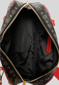 Borsa nera con zip dorata, dettagli rossi e interno con motivo. Include un compartimento con zip, texture liscia e materiale resistente.