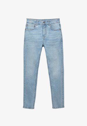 Vaaleansiniset farkut, joissa on suoralahkeinen leikkaus, viisi taskua, näkyvät tikkaukset sekä nappi- ja vetoketjukiinnitys.