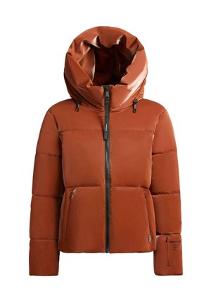 Giubbotto imbottito marrone con un ampio colletto con cappuccio, chiusura frontale con zip e due tasche laterali; presenta cuciture distintive e dettagli del logo.