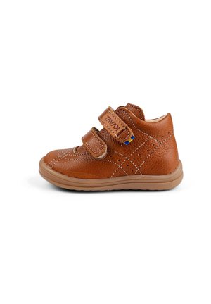 Braunes Leder-Kinderschuh mit hohem Design, Klettverschlussriemen, dekorativer Naht und einer hellbraunen Gummisohle.