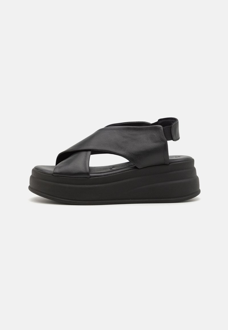 Sandales à plateforme en cuir noir avec un design à bride croisée et une bride de talon ajustable, dotées d'une semelle noire texturée pour une meilleure adhérence.