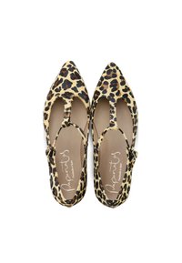 Bailarinas con estampado de leopardo, con punteras puntiagudas, cortes y tiras en el tobillo. Fabricadas con un material texturizado de base marrón claro y manchas marrón oscuro.