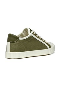 Zapatillas de lona verde oliva con suela de goma blanca, capuchón del talón en contraste y cordones redondos. Superficie texturizada con costuras decorativas.