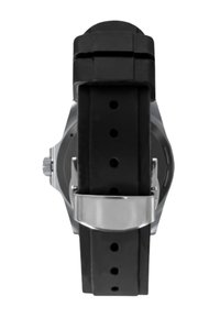 Cinturino per orologio in gomma nera con numerosi fori di regolazione, fibbia in metallo argento e una cassa rotonda argento visibile dalla vista posteriore.