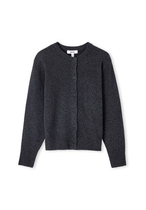 Donkergrijze, lange mouw cardigan met ronde hals, geribbelde manchetten en onderrand, en zes knopen aan de voorkant, plat weergegeven op een witte achtergrond.