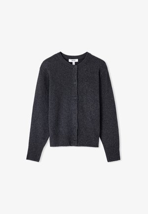 Ciemnoszary kardigan z długim rękawem, okrągłym dekoltem, prążkowanymi mankietami i dołem oraz sześcioma guzikami z przodu, wyeksponowany na białym tle.