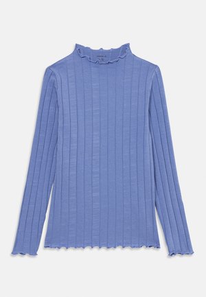 T-shirt à manches longues en tricot à côtes de couleur lilas clair avec un col et un ourlet à volants, posé à plat sur un fond blanc.