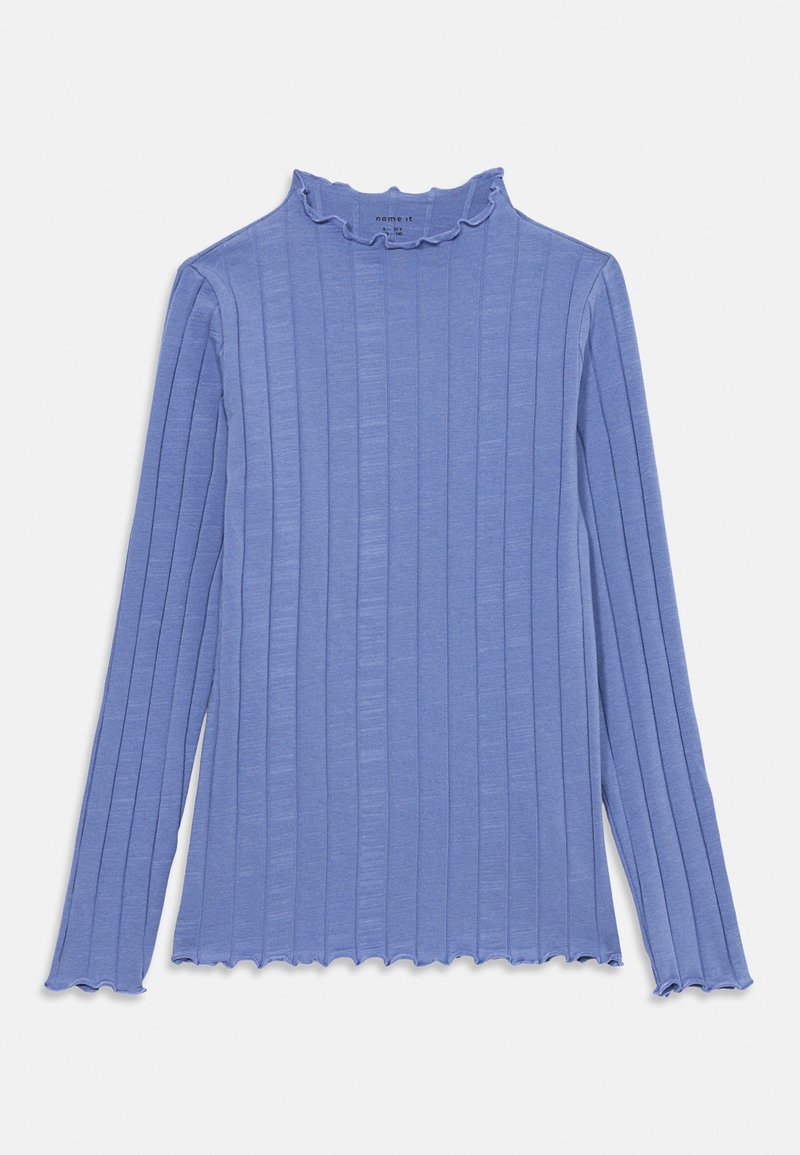 T-shirt à manches longues en tricot à côtes de couleur lilas clair avec un col et un ourlet à volants, posé à plat sur un fond blanc.