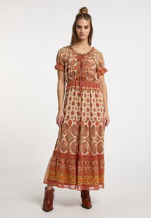 Beige maxi-mekko, jossa on monimutkaisia kukka- ja paisley-kuvioita punaisella, oranssilla ja keltaisella. Ominaisuuksiin kuuluu lyhyet röyhelöhihoja ja gathered-vyötärö.