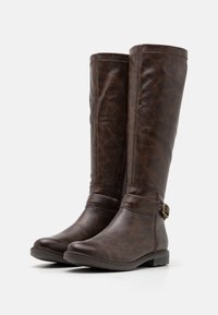 Braune Lederstiefel bis zum Knie mit glänzender Oberfläche, versehen mit einem Schnallendetail und einer niedrigen, strukturierten Sohle für besseren Halt.