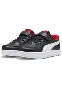 Juodos sintetinės sportbačiai su balta juostele, raudonomis detalėmis, perforuota nosimi ir diržu su lipduku. Kietas juodas padas ir paminkštinta apykaklė.