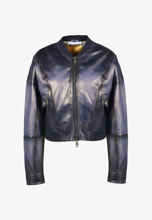 Marineblaue Lederjacke im Bomberstil mit Frontreißverschluss, seitlichen Reißverschlusstaschen, geripptem Kragen, Bündchen und Saum, gezeigt vor weißem Hintergrund.