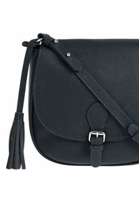 Sac en cuir de couleur bleu foncé avec une finition texturée, doté d'une boucle en argent, de coutures décoratives et d'un détail de frange sur la sangle.