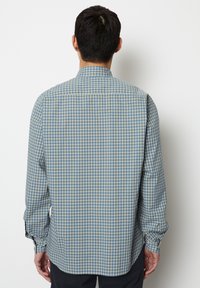 Button-down-Hemd mit einem blau-beige-karierter Muster, langen Ärmeln und einem klassischen Kragen. Der Stoff wirkt leicht und glatt.